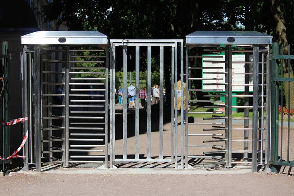 Для контроля и ограничения движения велосипедов на входе в Гатчинский парк установлен турникет полноразмерный роторный электромеханический — стоковое фото