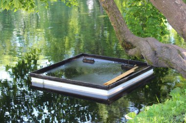 Gatchina gölde kıyıya yakın su üzerinde yüzen kare Sal köprü onarım için çalışır