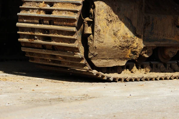Gran draga de construcción que trabaja en un sitio de reparación de carreteras . — Foto de Stock