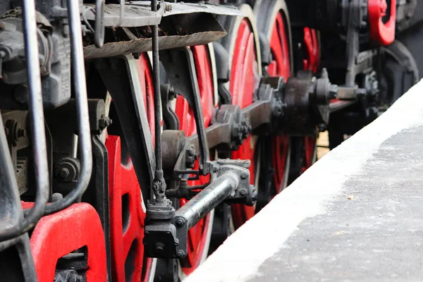 Potenti ruote di vecchie locomotive poggiano sui binari ferroviari il giorno del ferroviere . — Foto Stock