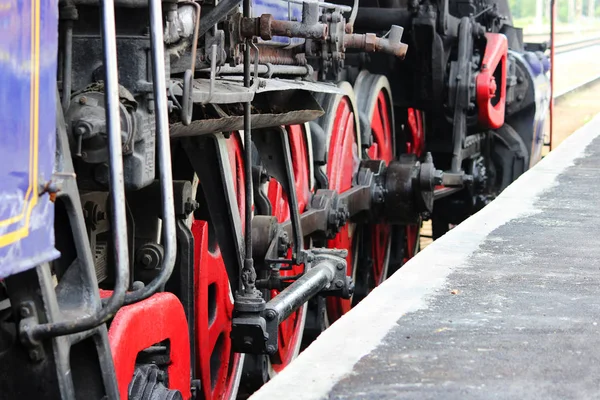 Potenti ruote di vecchie locomotive poggiano sui binari ferroviari il giorno del ferroviere . — Foto Stock