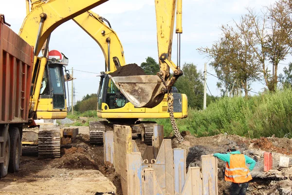 Montáž kovových konstrukcí - okamžitá podpora pro odvodnění půdy na staveništi silnice v mokřinách — Stock fotografie