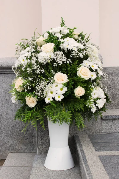 Květinová Kytice Smetanových Růží Chryzantémů Vchodu Kostela Jako Dekorace Svátků — Stock fotografie