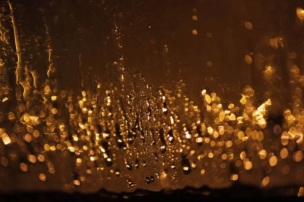 Druppels Nachtregen Een Glas Gouden Kleur Licht Van Lantaarns Bokeh — Stockfoto