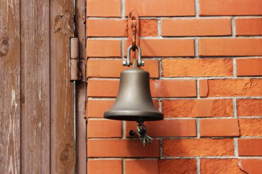 Kapının yanında kapı zilinin yerine büyük bir zil. Zil. Hoş geldiniz. Zili çal.