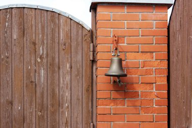 Kapının yanında kapı zilinin yerine büyük bir zil. Zil. Hoş geldiniz. Zili çal.