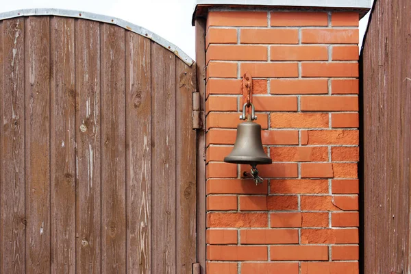 Kapının yanında kapı zilinin yerine büyük bir zil. Zil. Hoş geldiniz. Zili çal.