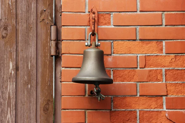 Kapının yanında kapı zilinin yerine büyük bir zil. Zil. Hoş geldiniz. Zili çal.