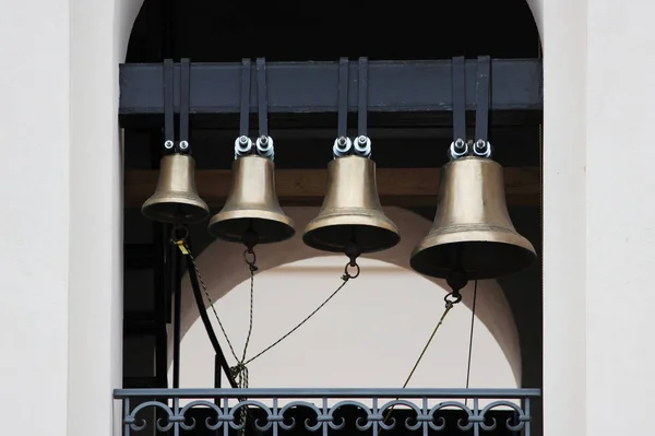 Vier Gusseiserne Glocken Einem Glockenturm Der Nähe Der Orthodoxen Kirche — Stockfoto