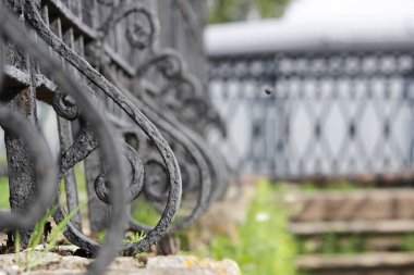 Açılış süslemeleri ile metal tarihi köprü, gri boya. Kronstadt, Rusya