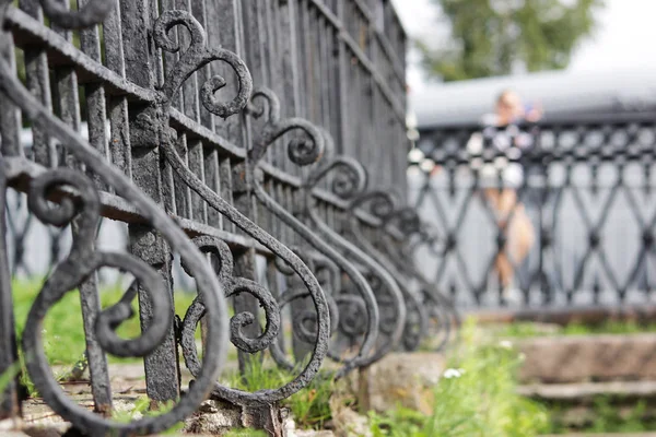 Açılış süslemeleri ile metal tarihi köprü, gri boya. Kronstadt, Rusya