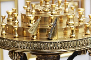 İkonun önündeki mumlar için Ortodoks Kilisesi 'nde şamdan ve mumları söndürmek için iki pirinç kapak.