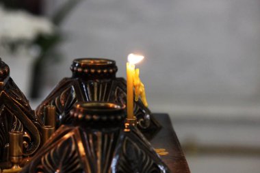 Ortodoks Kilisesi 'nde şamdandaki bir mum