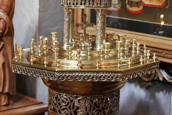 Simgenin önündeki mumlar için Ortodoks Kilisesi 'nde şamdan.