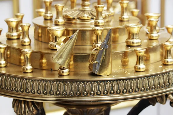 İkonun önündeki mumlar için Ortodoks Kilisesi 'nde şamdan ve mumları söndürmek için iki pirinç kapak.