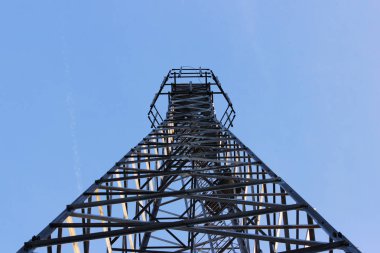 Mavi gökyüzüne karşı büyük metal yapılar kulesi. Metal yapı