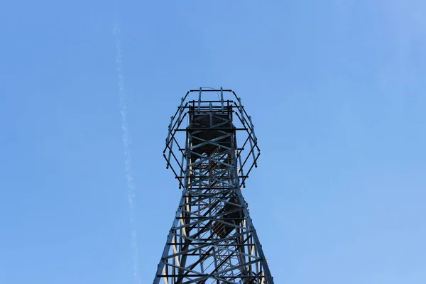 Большая Башня Металлических Конструкций Против Голубого Неба Металлическая Конструкция — стоковое фото