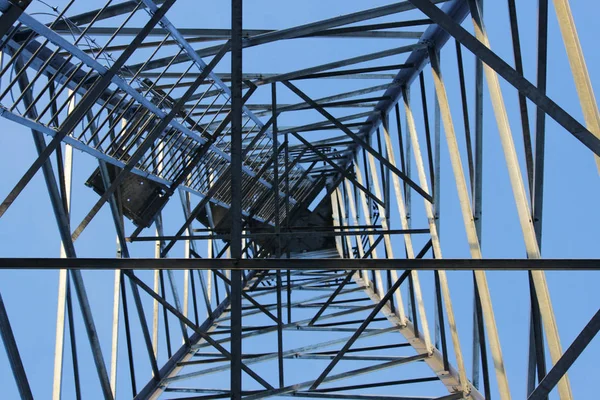 Grande Torre Estruturas Metálicas Contra Céu Azul Construção Metal — Fotografia de Stock