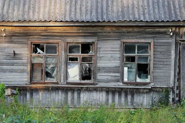 Παλιό Ξύλινο Χωριό Εγκαταλελειμμένο Σπίτι Σπασμένα Γυαλιά Στα Παράθυρα Ρωσία — Φωτογραφία Αρχείου
