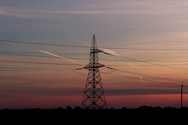 Pylon Hoogspanningsleiding Bij Zonsondergang Grote Torens Van Metalen Constructies Met — Stockfoto