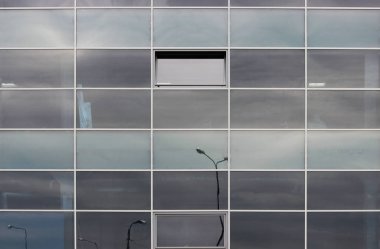 Alışveriş merkezinde birçok cam büyük pencere var.