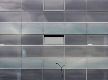 Alışveriş merkezinde birçok cam büyük pencere var.