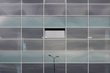 Alışveriş merkezinde birçok cam büyük pencere var.