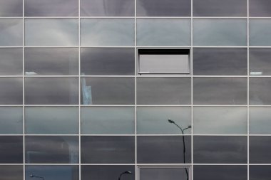 Alışveriş merkezinde birçok cam büyük pencere var.