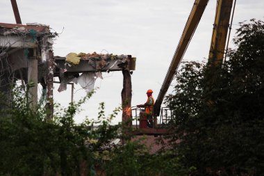 Endüstriyel parçalanma, mekanik yıkım. Gaz-oksijen meşalesi yardımıyla binanın sökülmesi