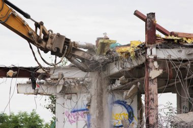 Endüstriyel ortadan kaldırmak, mekanik imha. Binanın ağır hidrolik makaslar yardımıyla sökülmesi