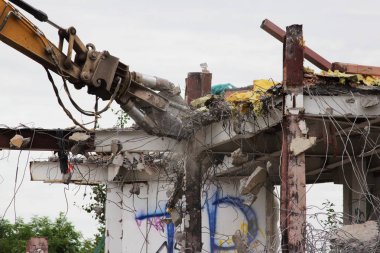 Endüstriyel ortadan kaldırmak, mekanik imha. Binanın ağır hidrolik makaslar yardımıyla sökülmesi