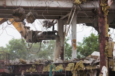 Endüstriyel ortadan kaldırmak, mekanik imha. Binanın ağır hidrolik makaslar yardımıyla sökülmesi