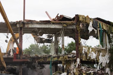 Endüstriyel ortadan kaldırmak, mekanik imha. Binanın ağır hidrolik makaslar yardımıyla sökülmesi