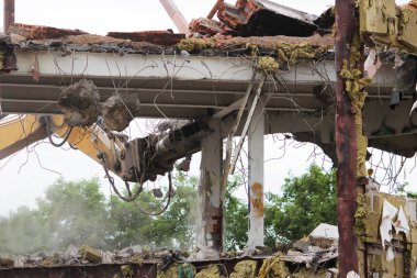 Endüstriyel ortadan kaldırmak, mekanik imha. Binanın ağır hidrolik makaslar yardımıyla sökülmesi