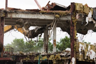Endüstriyel ortadan kaldırmak, mekanik imha. Binanın ağır hidrolik makaslar yardımıyla sökülmesi