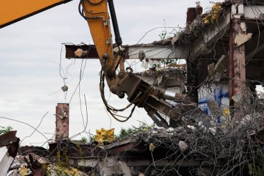Endüstriyel ortadan kaldırmak, mekanik imha. Binanın ağır hidrolik makaslar yardımıyla sökülmesi