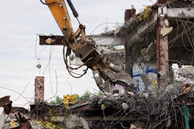 Endüstriyel ortadan kaldırmak, mekanik imha. Binanın ağır hidrolik makaslar yardımıyla sökülmesi