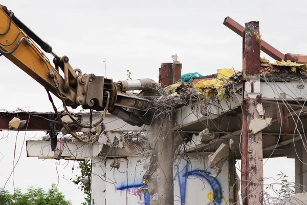 Desmantelamento Industrial Destruição Mecânica Desmontagem Edifício Com Ajuda Tesouras Hidráulicas — Fotografia de Stock