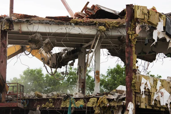 Endüstriyel ortadan kaldırmak, mekanik imha. Binanın ağır hidrolik makaslar yardımıyla sökülmesi