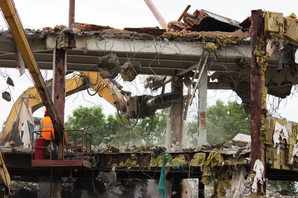 Endüstriyel ortadan kaldırmak, mekanik imha. Binanın ağır hidrolik makaslar yardımıyla sökülmesi