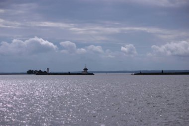 Koruyucu surları kaleleri bulunan Kronstadt şehir yakınındaki Adaları
