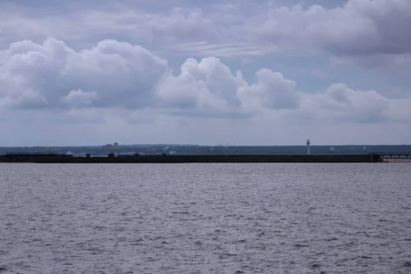 Fortezze protettive forti situate sulle isole vicino alla città di Kronstadt — Foto Stock