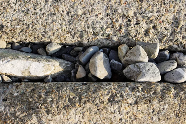 浸食から海岸を保護するために大きなコンクリート長方形のブロック 線路の閉鎖 ブロックの間には花崗岩の石がたくさん注がれています — ストック写真