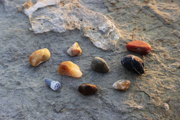 黒海の岸にある大きな石の背景にある小さな石は — ストック写真