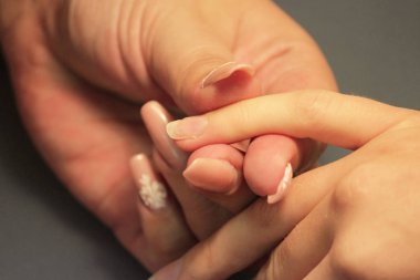 Bir öğrenci bir manikür eğitim kursları, Bayan istemci el bir dosya ile gomalak uygulamadan önce hazırlar