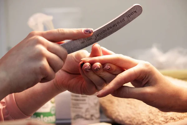 Estudiante Los Cursos Formación Una Manicura Prepara Mano Una Cliente — Foto de Stock