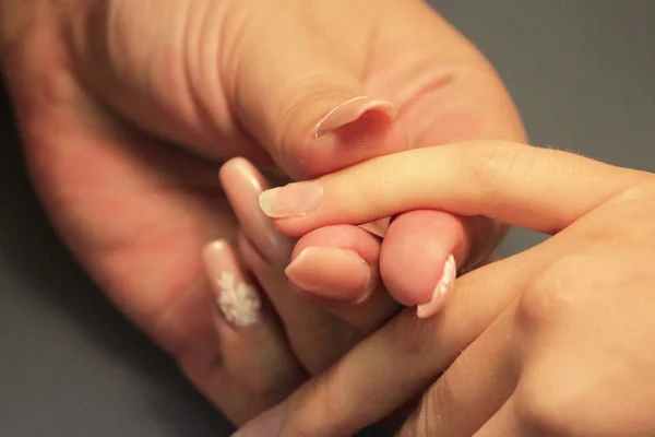 Estudante Nos Cursos Formação Uma Manicure Prepara Mão Uma Senhora — Fotografia de Stock