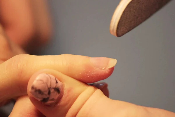 Een Student Aan Opleidingen Van Een Manicure Bereidt Hand Voor — Stockfoto