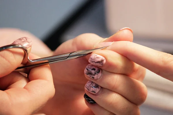 Estudiante Los Cursos Formación Una Manicura Prepara Mano Una Cliente — Foto de Stock