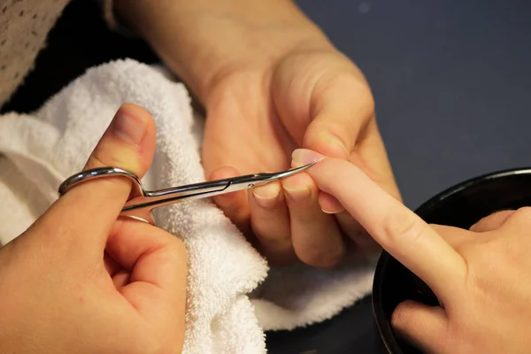 Estudiante Los Cursos Formación Una Manicura Prepara Mano Una Cliente — Foto de Stock